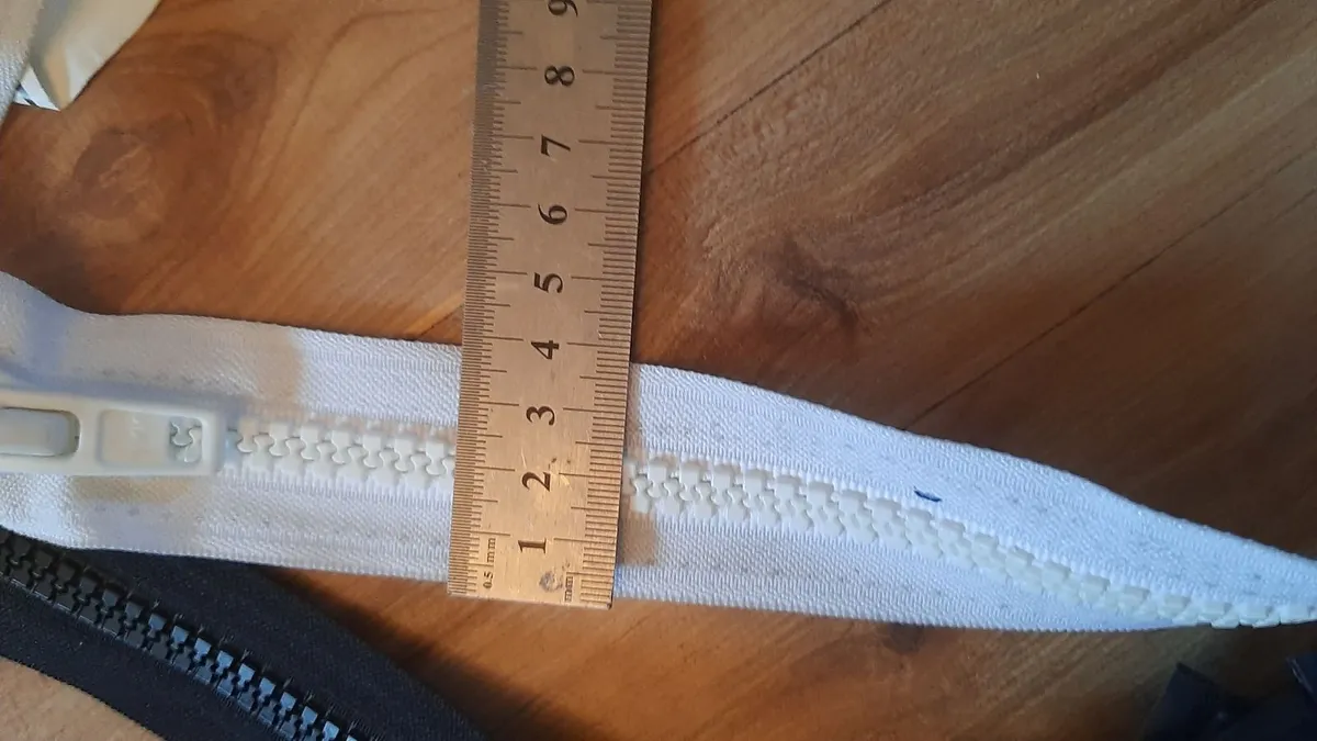 Clothing zips - Image 2