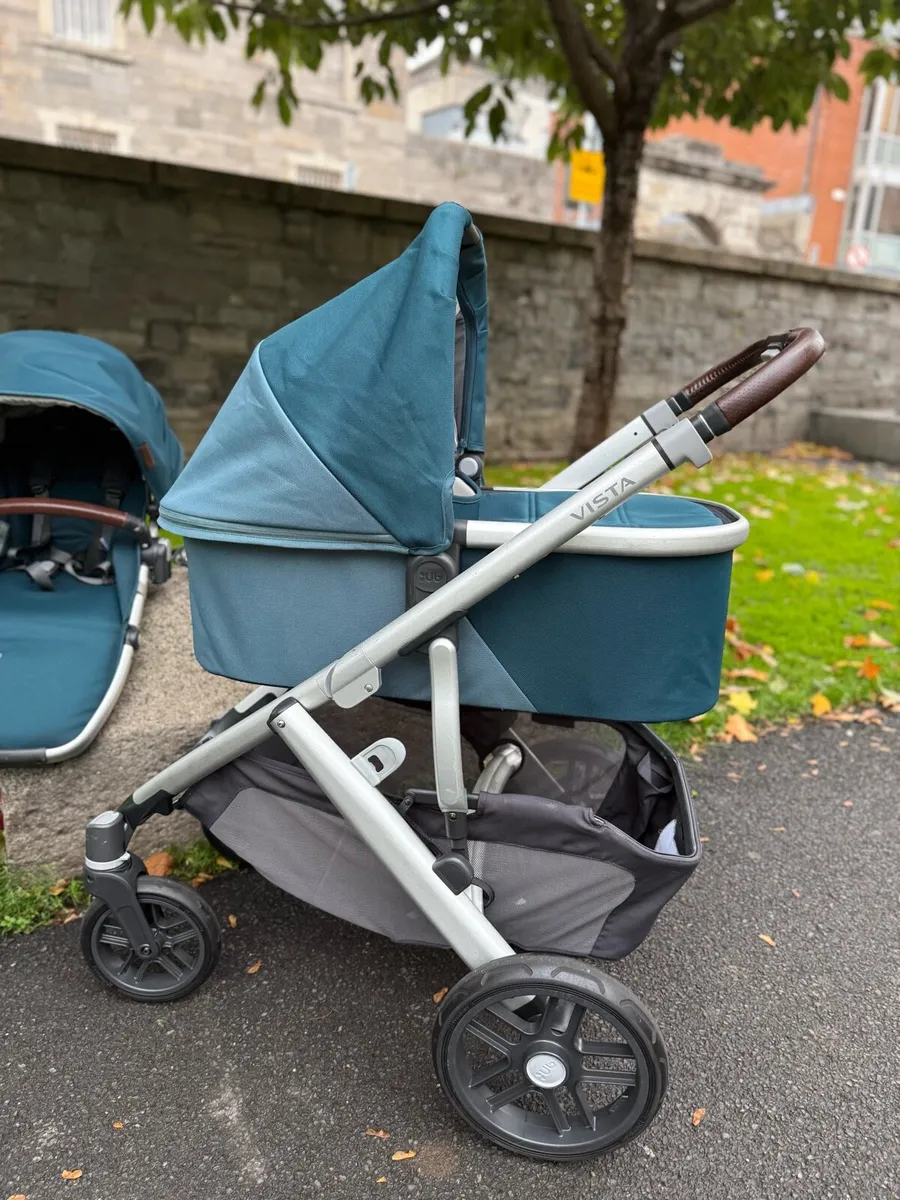 Uppababy Vista V2 Finn travel system - Image 1