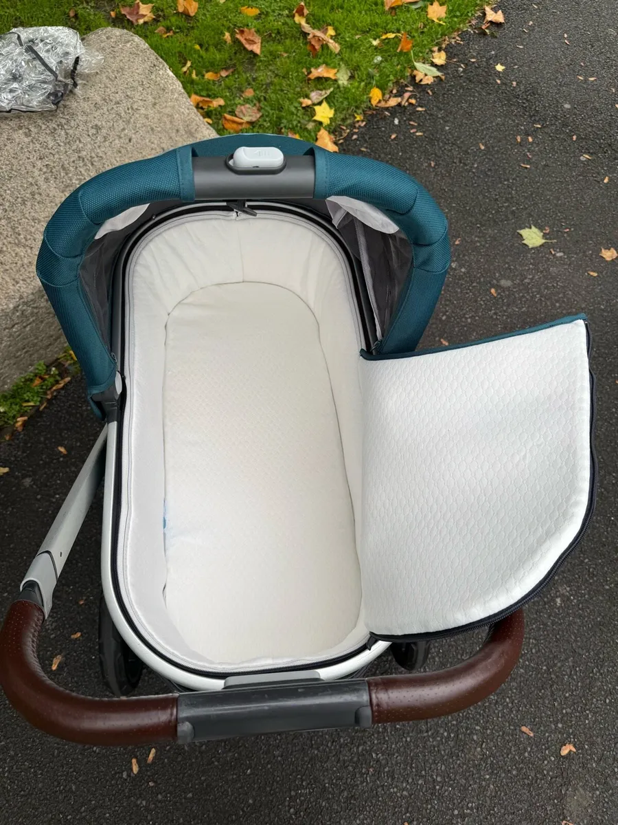 Uppababy Vista V2 Finn travel system - Image 2