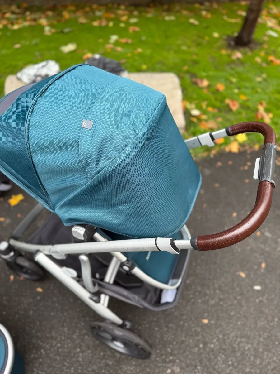 Uppababy Vista V2 Finn travel system - Image 4