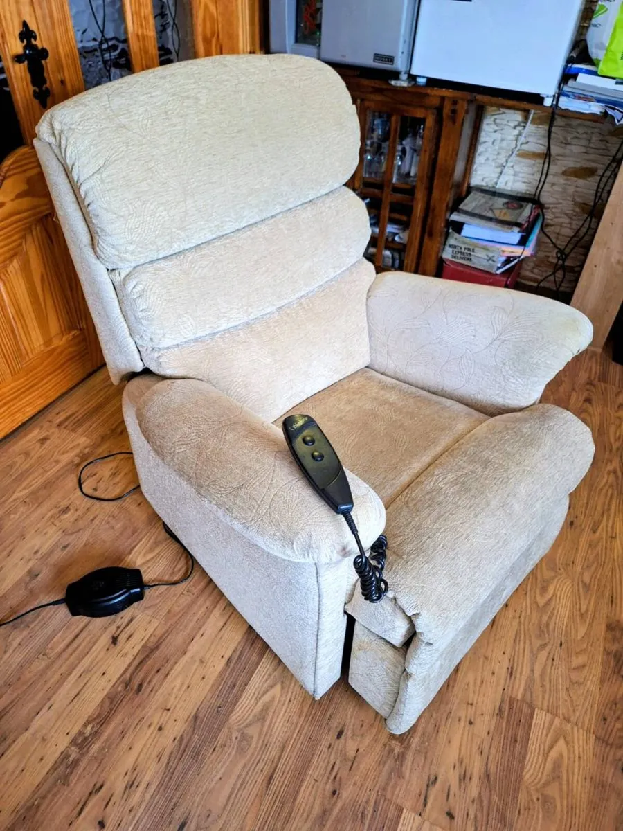 Riser recliner electric armchair - Image 2