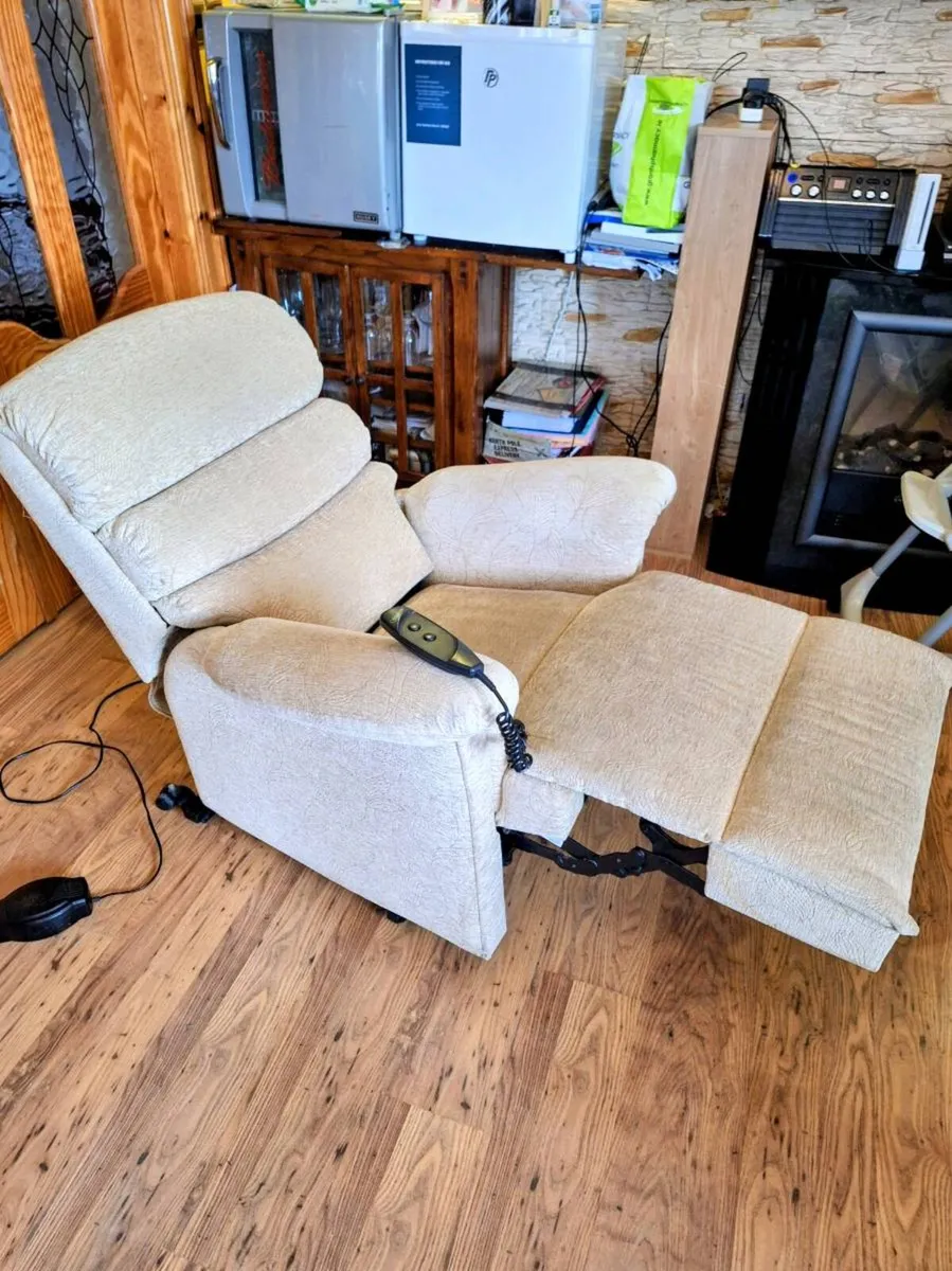 Riser recliner electric armchair - Image 3