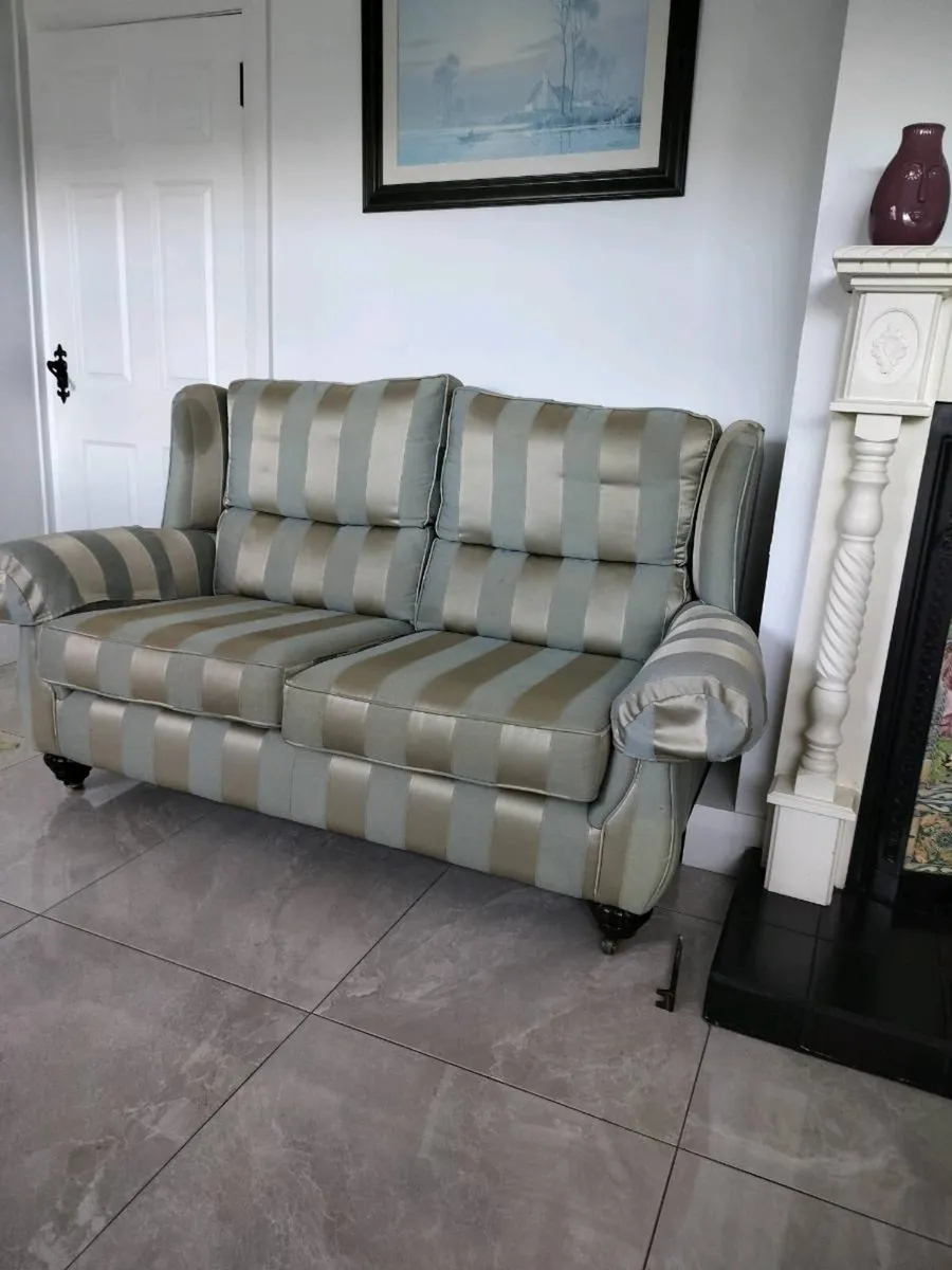 2 seater couch - Image 1