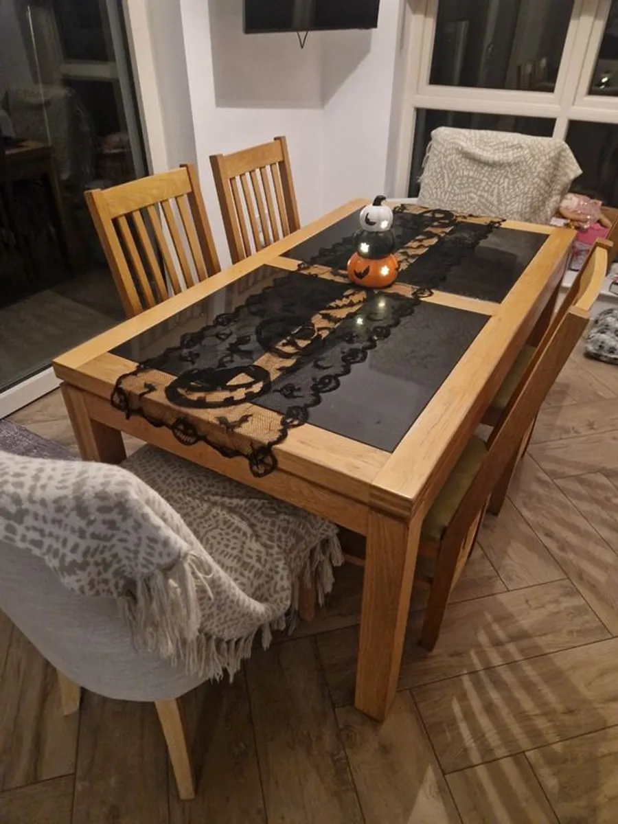 Solid oak dining table and 6 chairs - Image 1