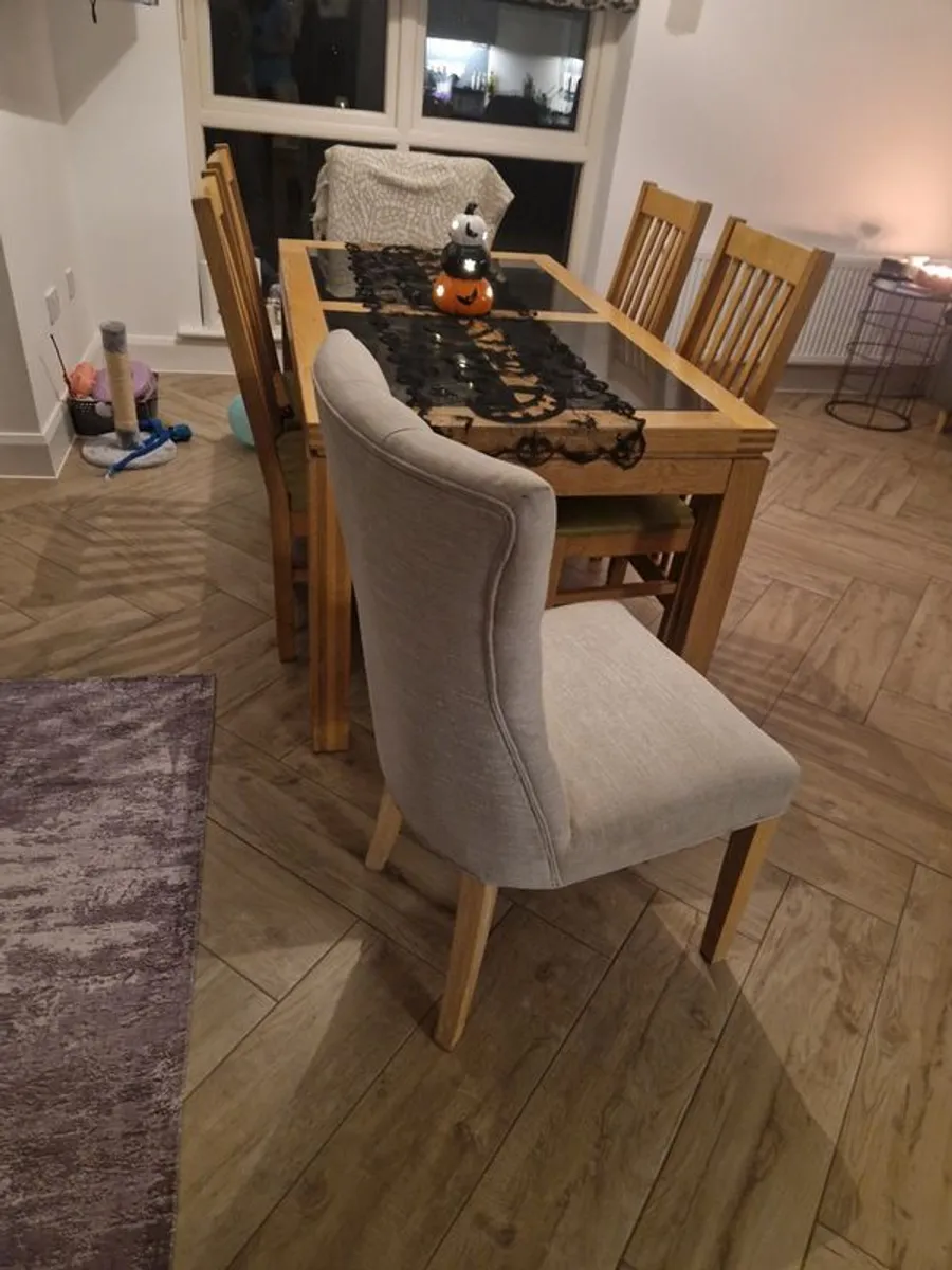 Solid oak dining table and 6 chairs - Image 3