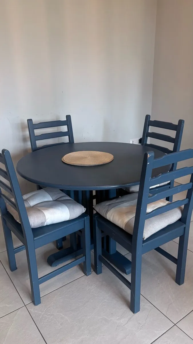 Solid Oak Round Table & 4 Chairs - Image 1