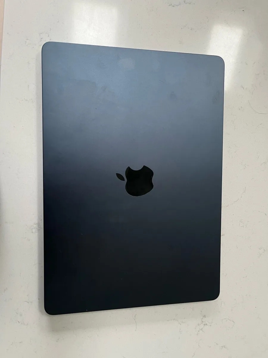 MacBook M2 2022 - Image 1
