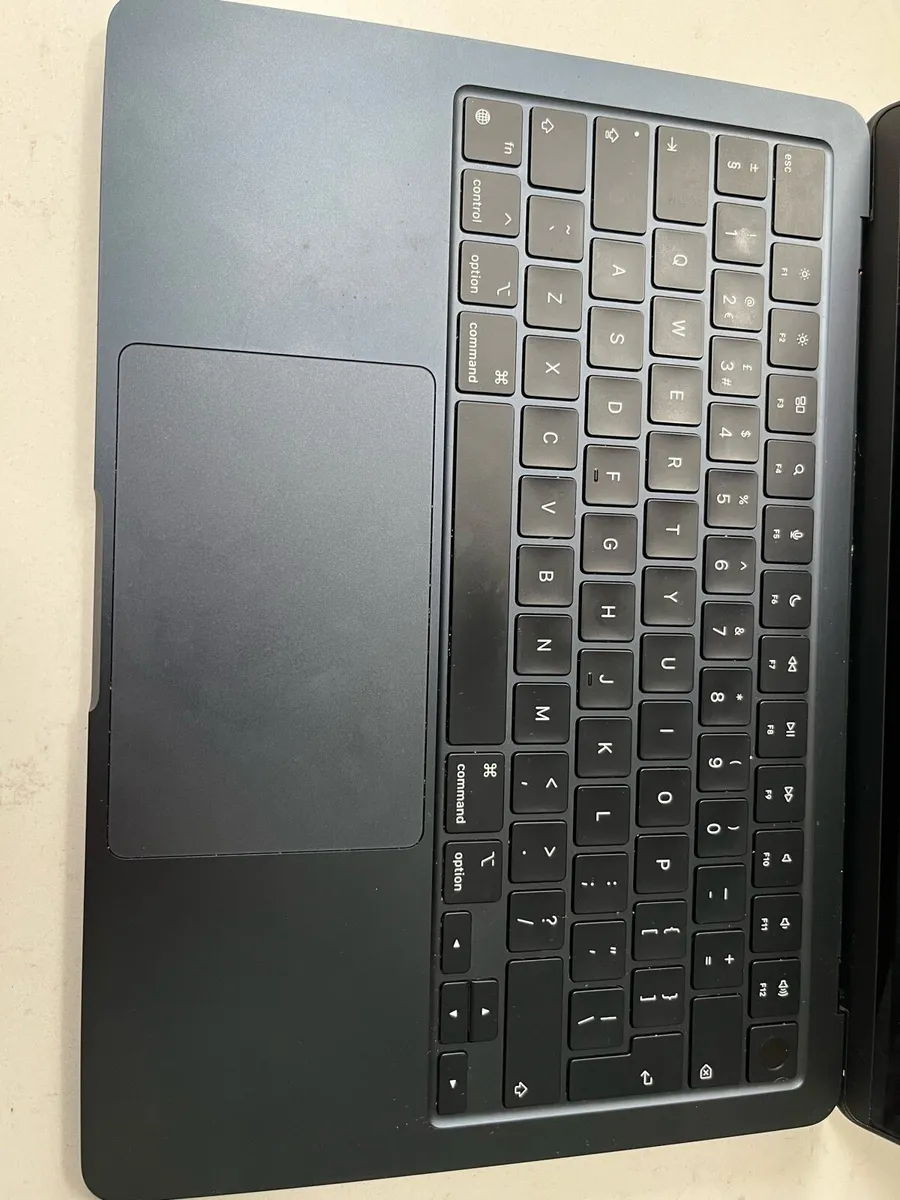 MacBook M2 2022 - Image 2