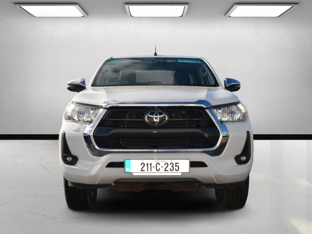 Toyota Hilux 2021 SR5 LOW KMS WITH VAT - Image 2