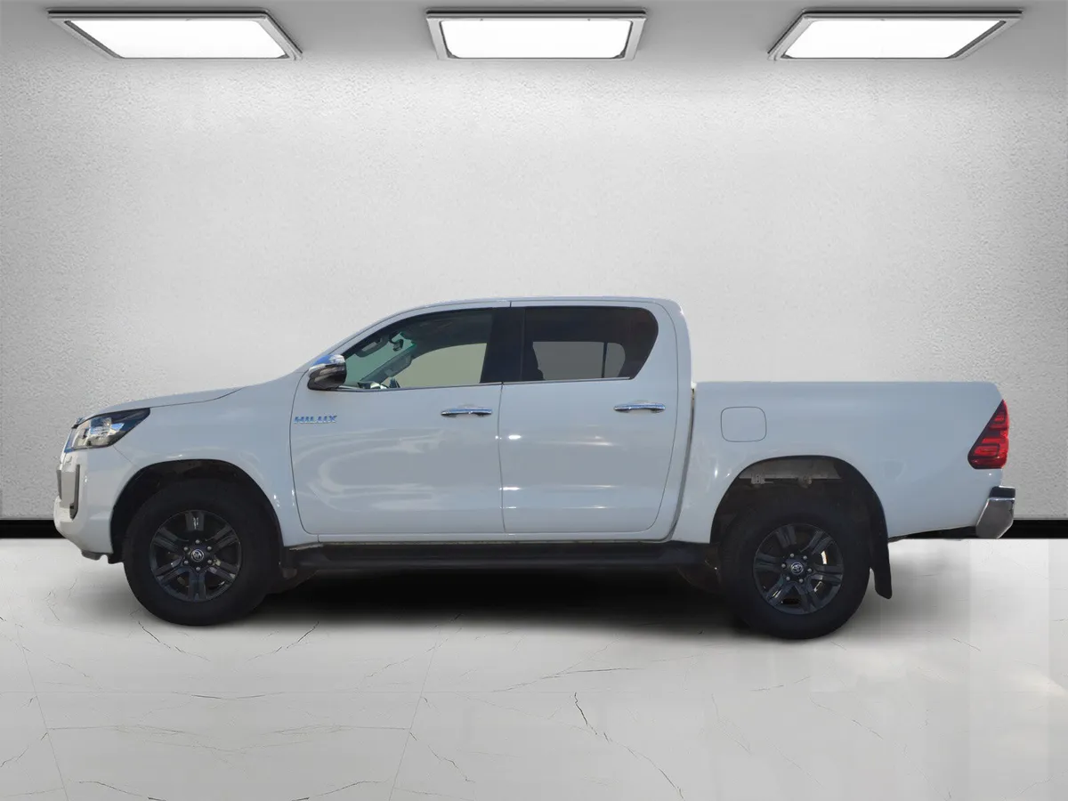 Toyota Hilux 2021 SR5 LOW KMS WITH VAT - Image 4