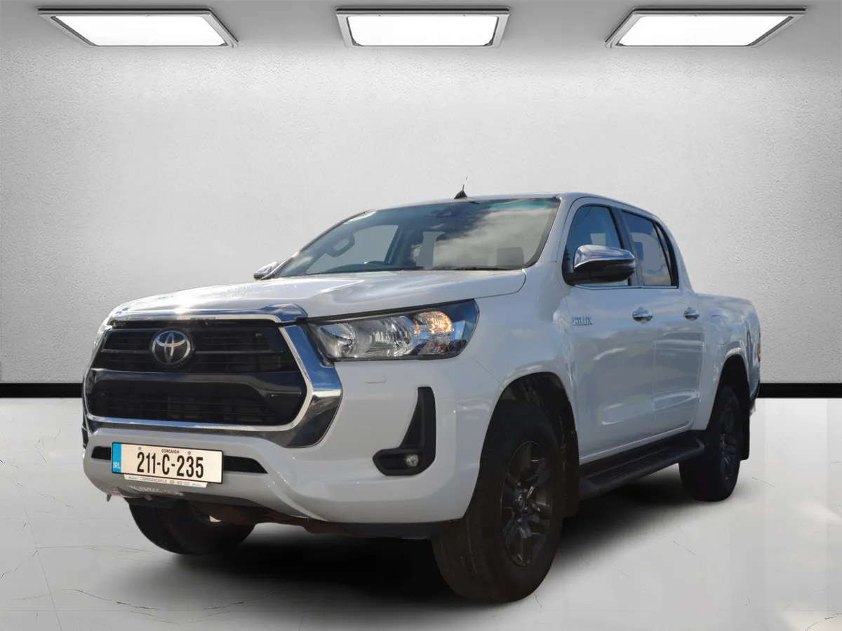 Toyota Hilux 2021 SR5 LOW KMS WITH VAT - Image 3