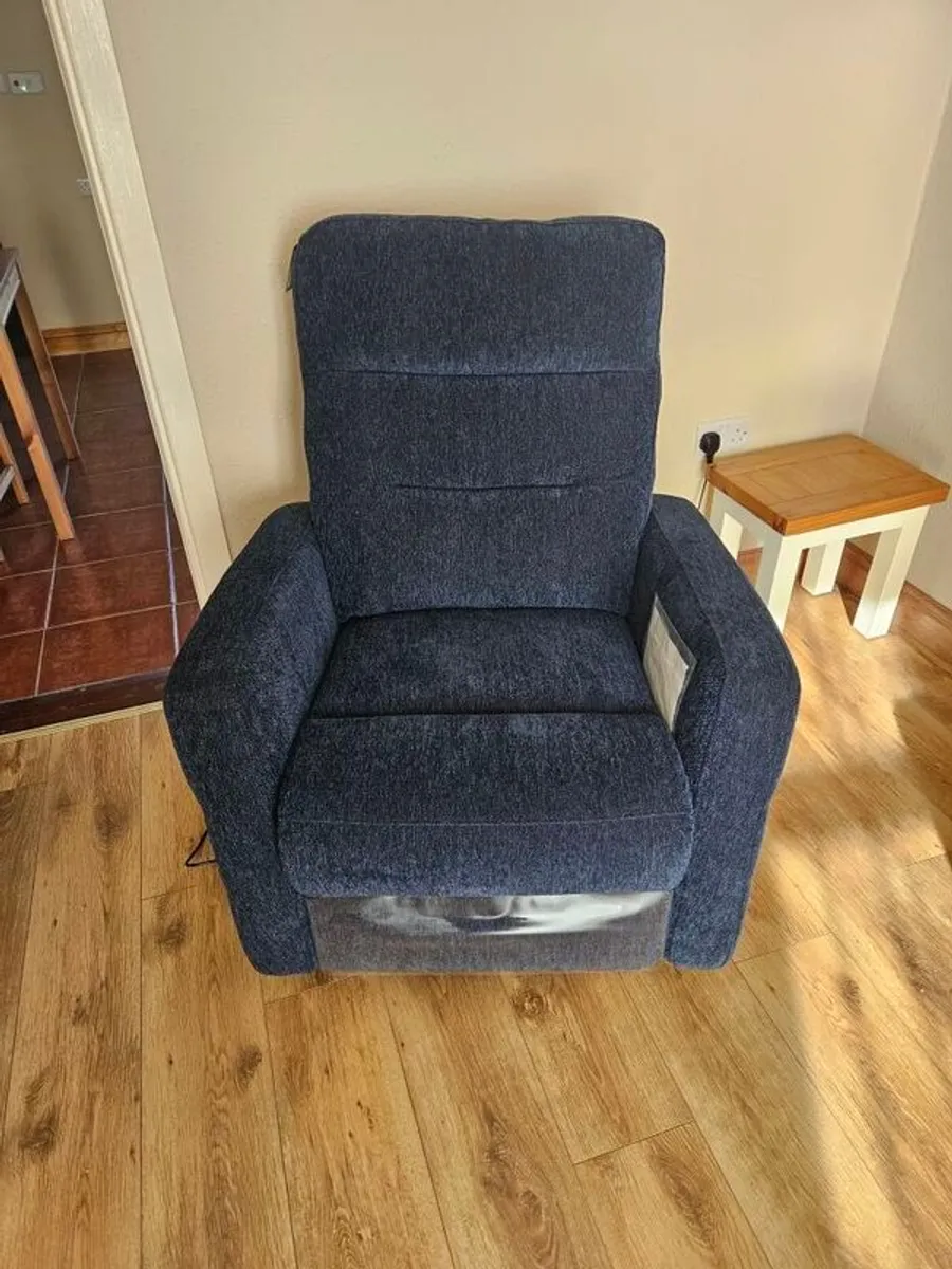 Recliner chair - electric - Image 1