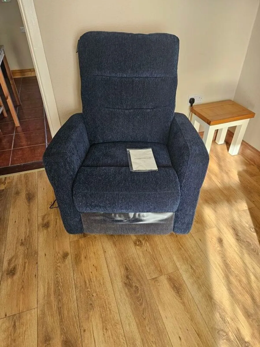 Recliner chair - electric - Image 2