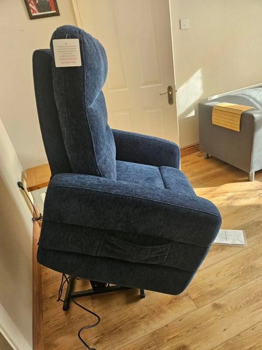 Recliner chair - electric - Image 3