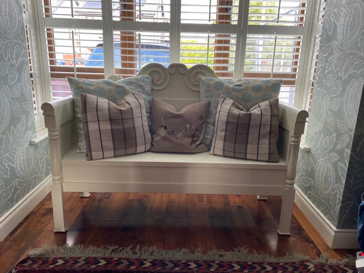 Beautiful Wooden Storage Bench - Image 2