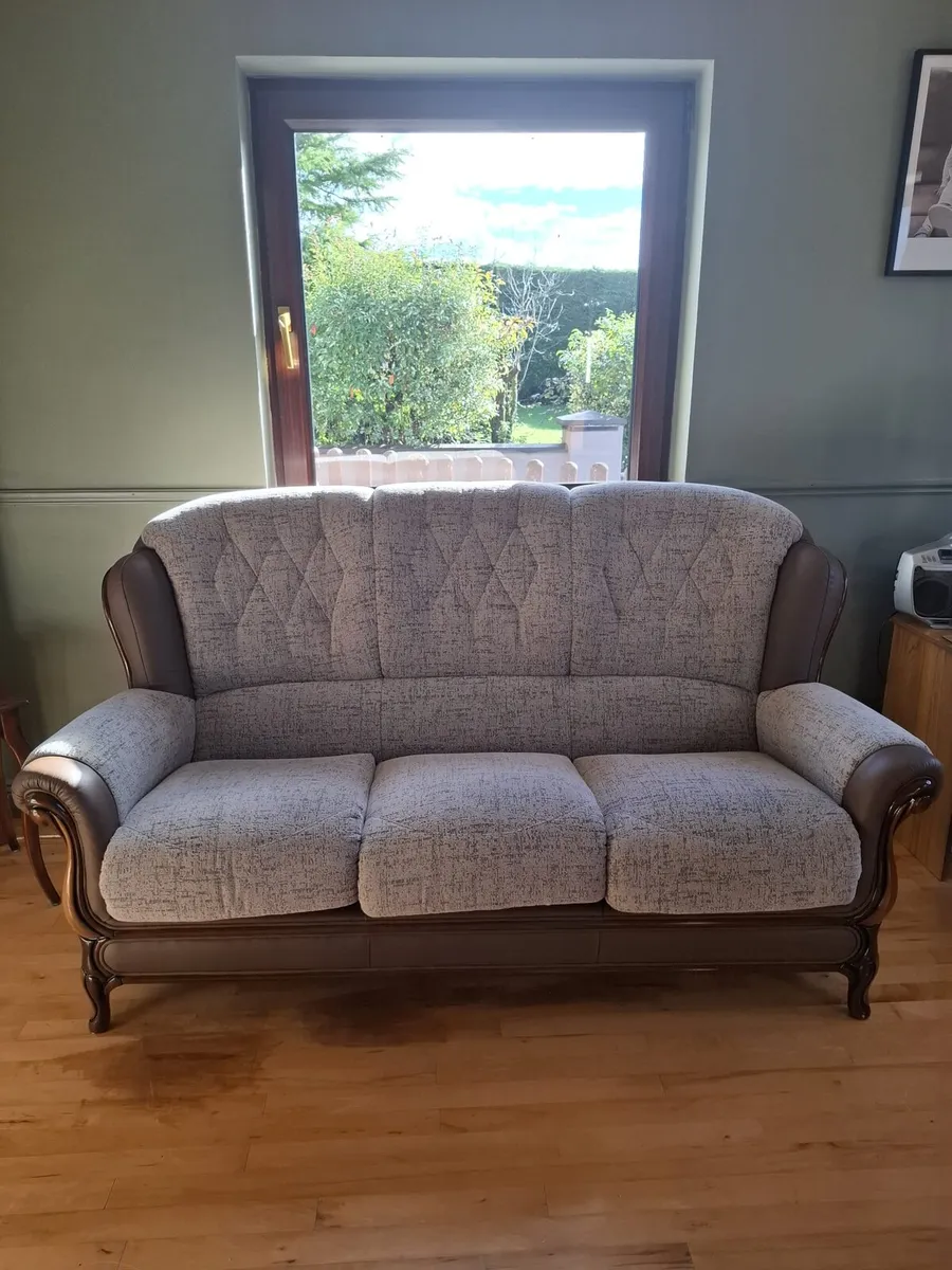 Queen Anne 3 seater couch - Image 1