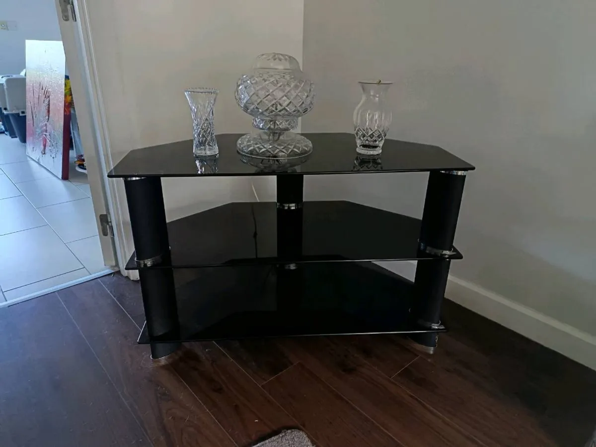 TV stand - Image 1