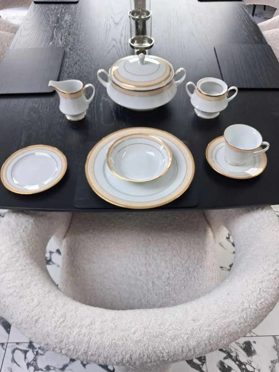44 piece dinner and tea set - Image 1