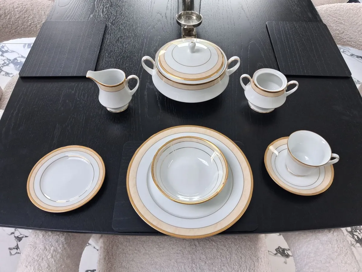 44 piece dinner and tea set - Image 2