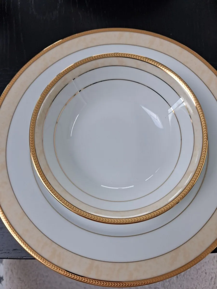 44 piece dinner and tea set - Image 4