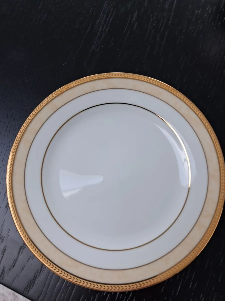 44 piece dinner and tea set - Image 3