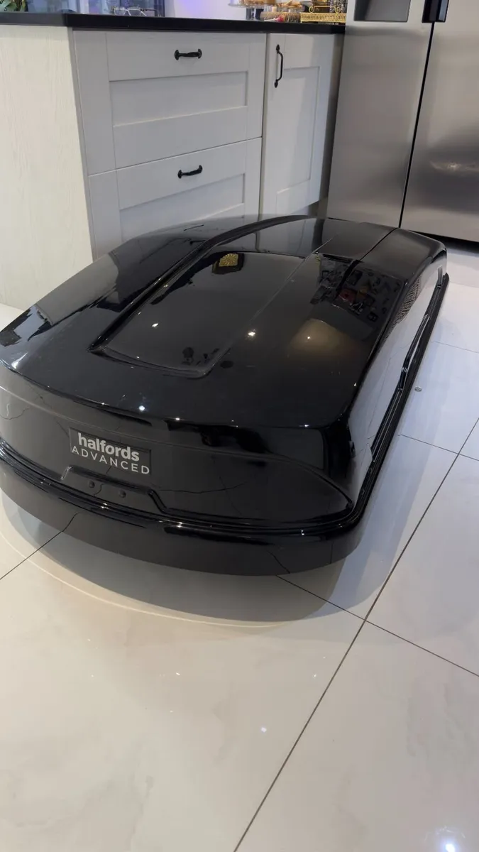 Halfords Advanced 470L Roof Box + Roof Bars €350 - Image 1