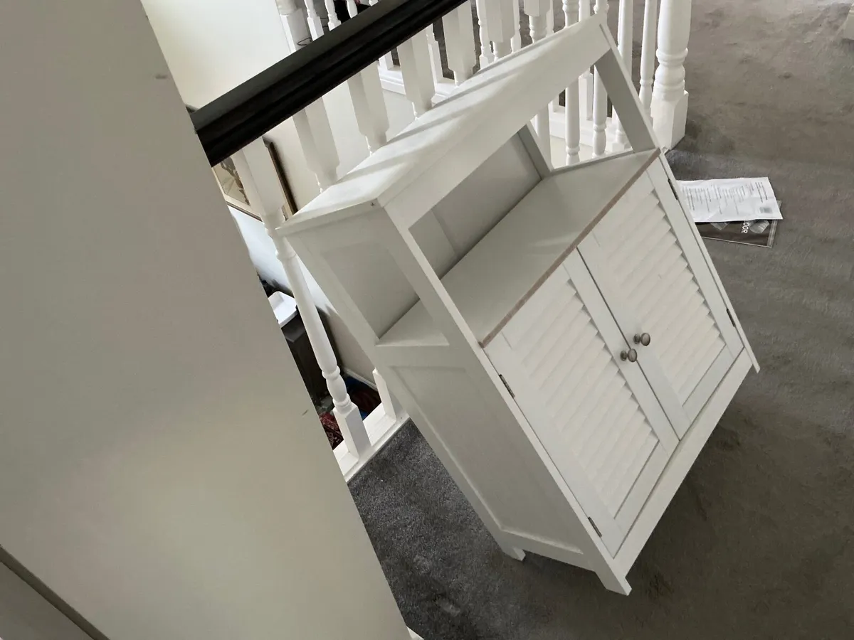 Bathroom. Cabinet - Image 3