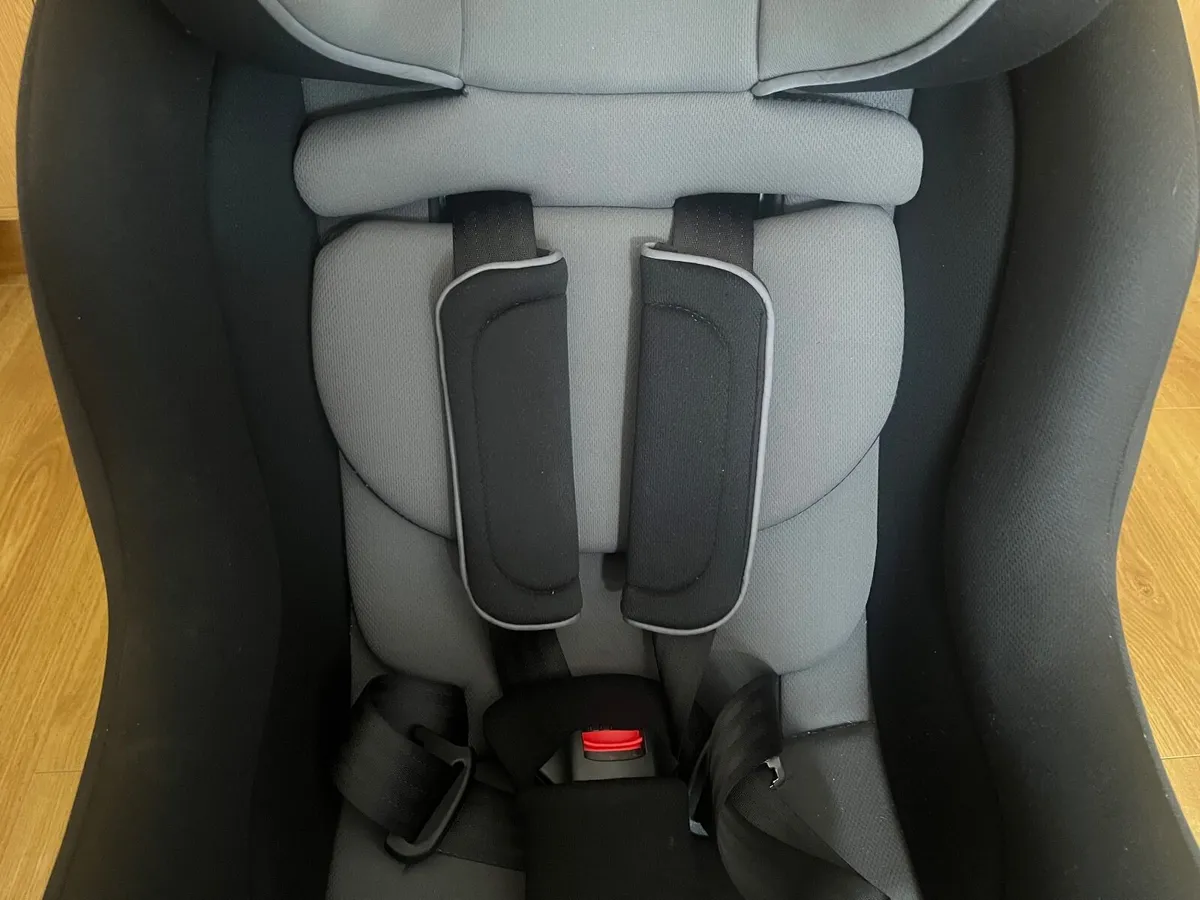 Joie car seat with infant inserts: Pristine Cond - Image 3