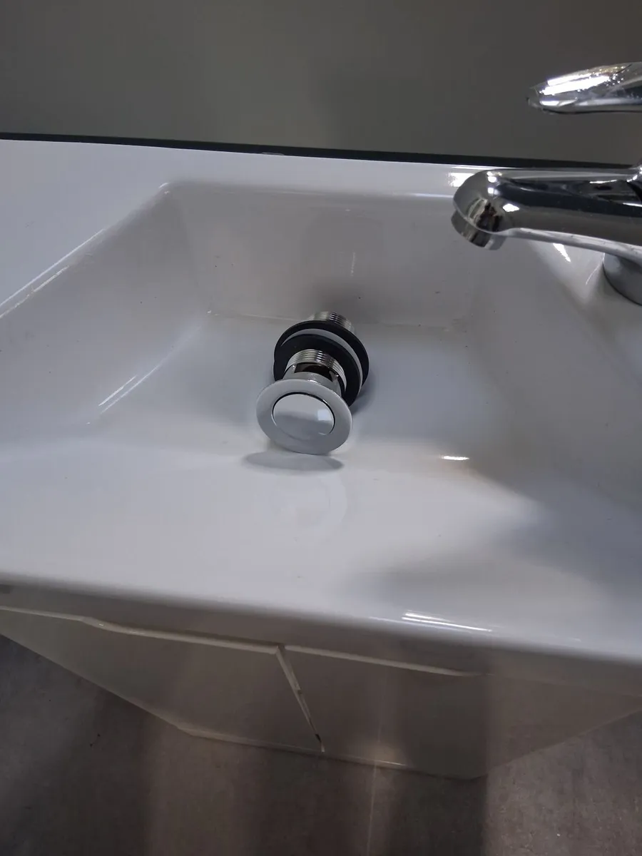 Ensuite unit sink and tap - Image 4