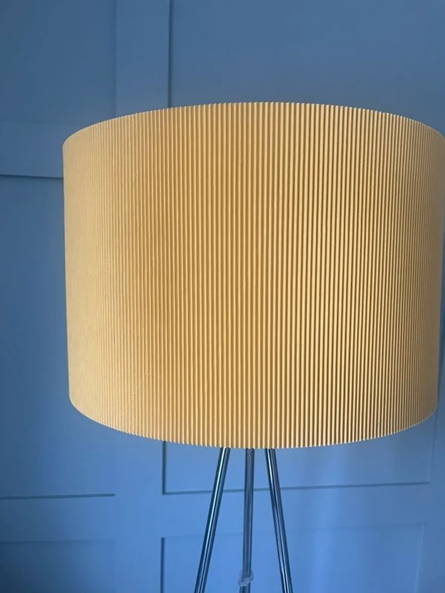 Floor lamp with yellow  drum shade - Image 2