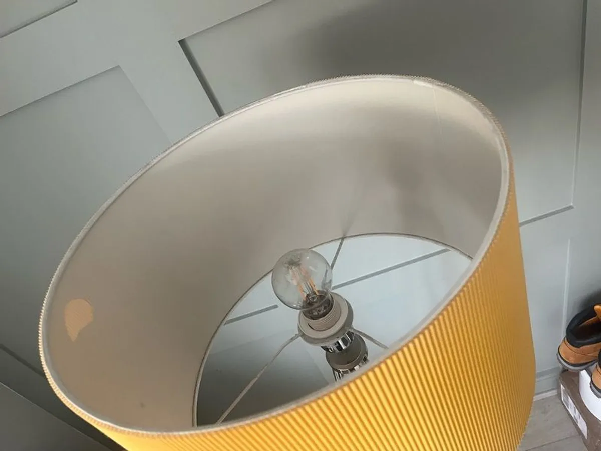 Floor lamp with yellow  drum shade - Image 3