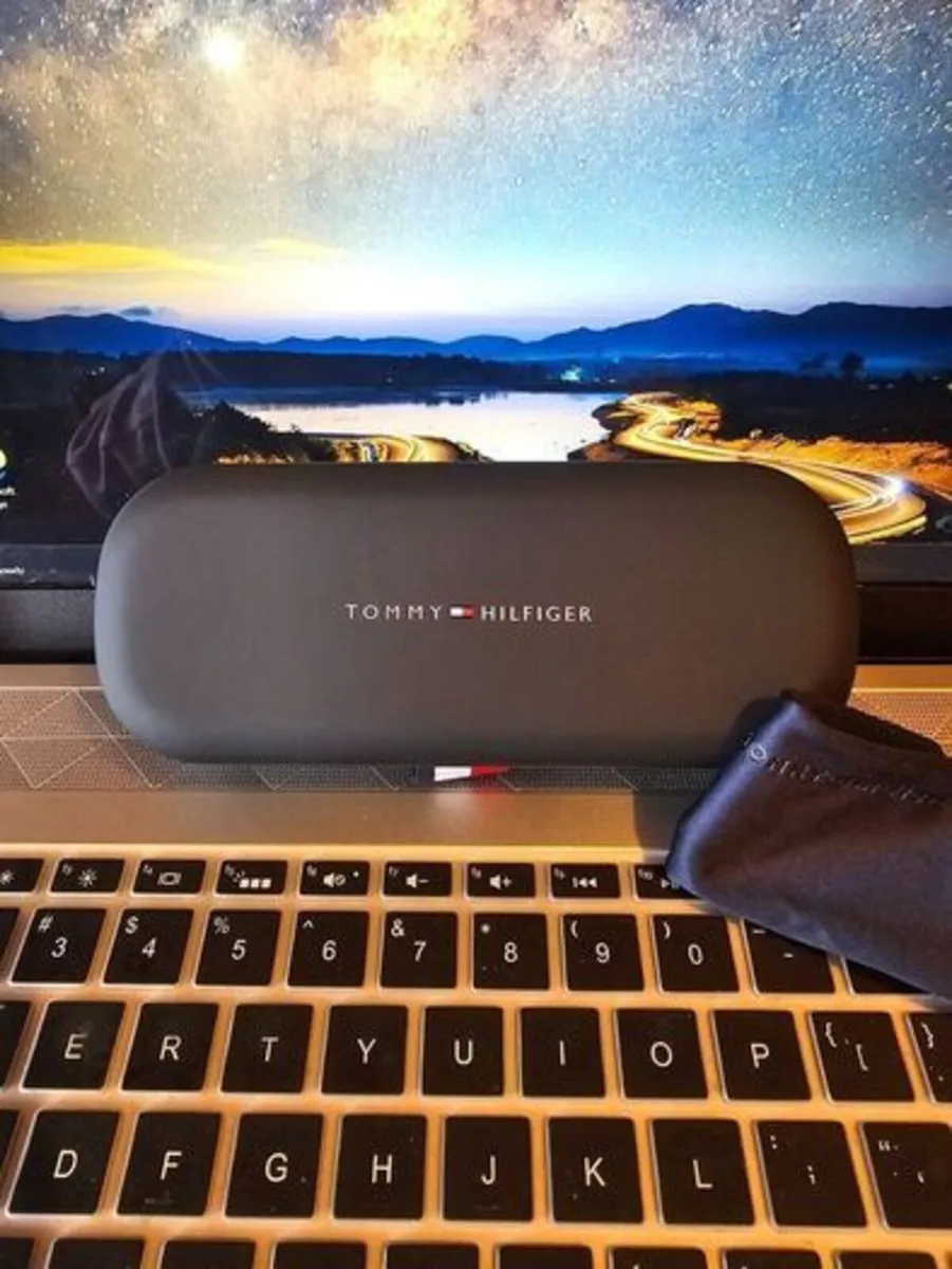 Tommy Hilfiger Glasses Case With Cleaning Cloth - Image 2