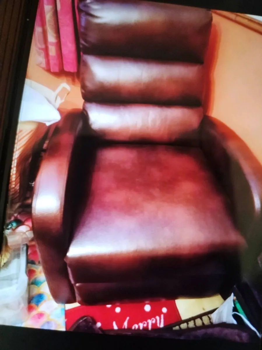 Leather recliner chair new - Image 1