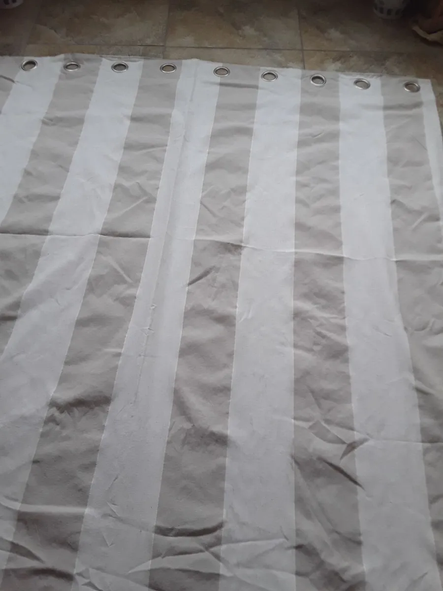 Lovely tan and cream coloured eyelet drapes - Image 2
