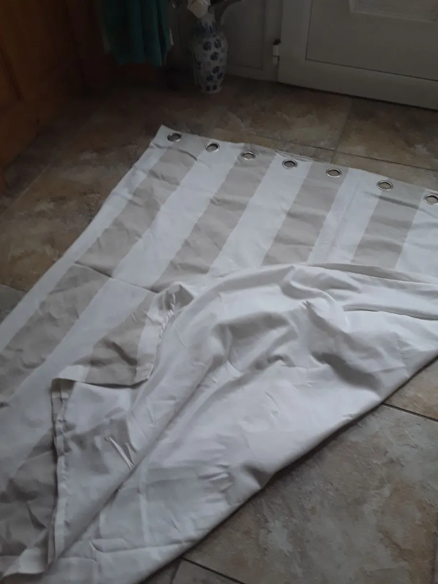 Lovely tan and cream coloured eyelet drapes - Image 3