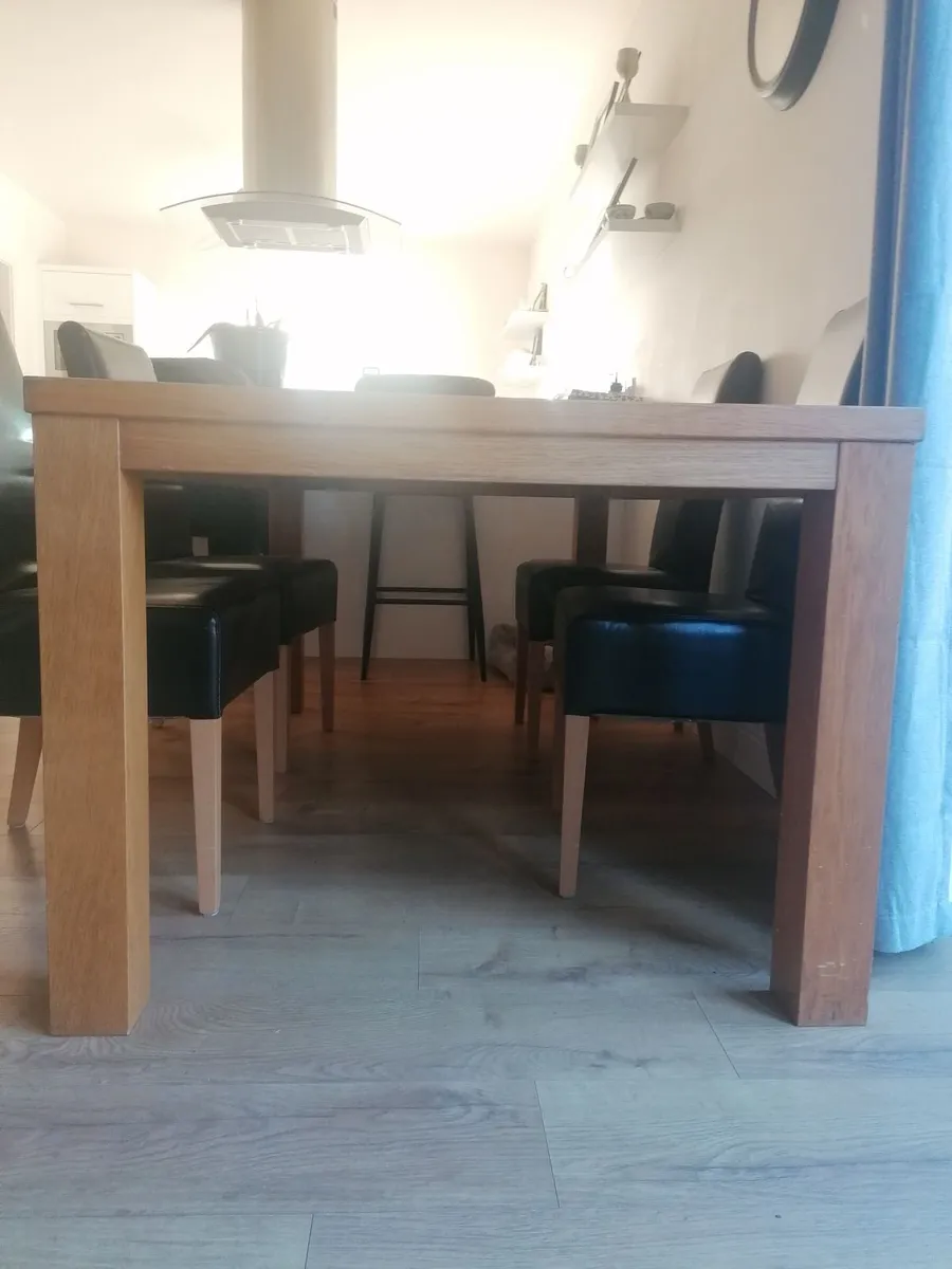 Soild oak kitchen table and 6 chairs - Image 3