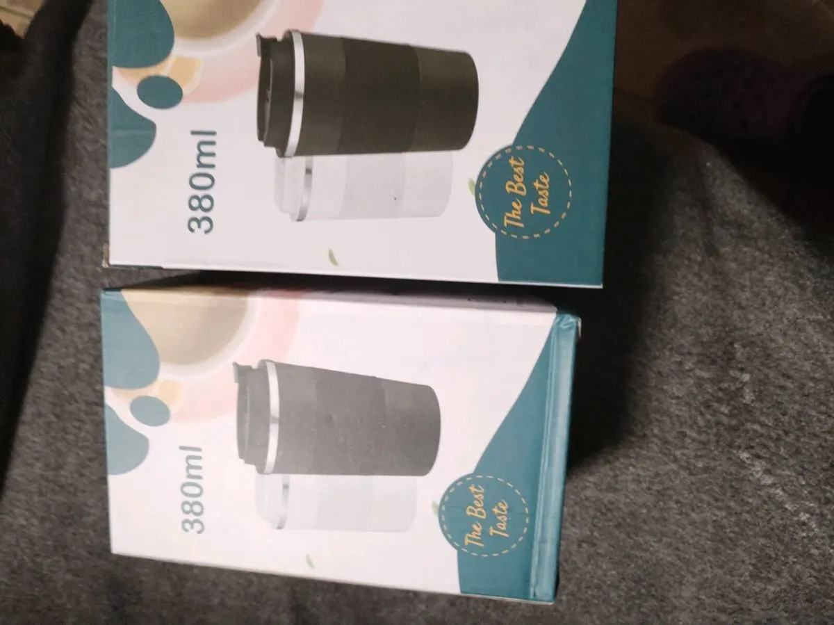 2 Coffee mugs with lids