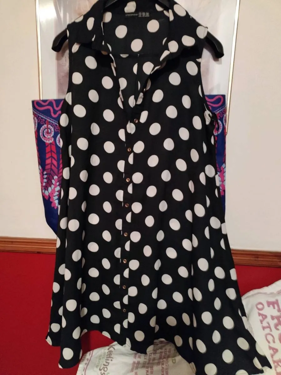 Selection of ladies clothes - Image 1