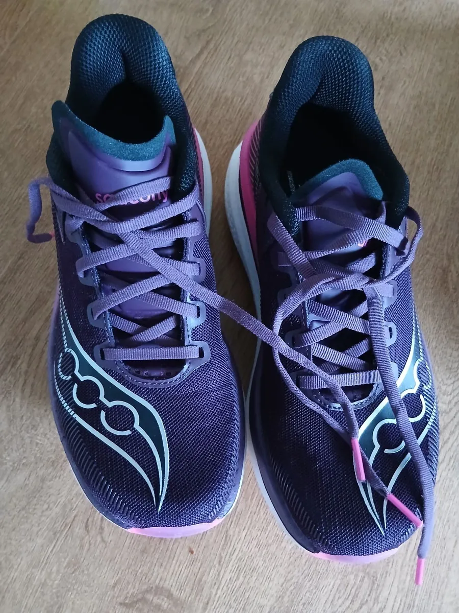 Ladies runners  saucony brand.  Size 5. - Image 1