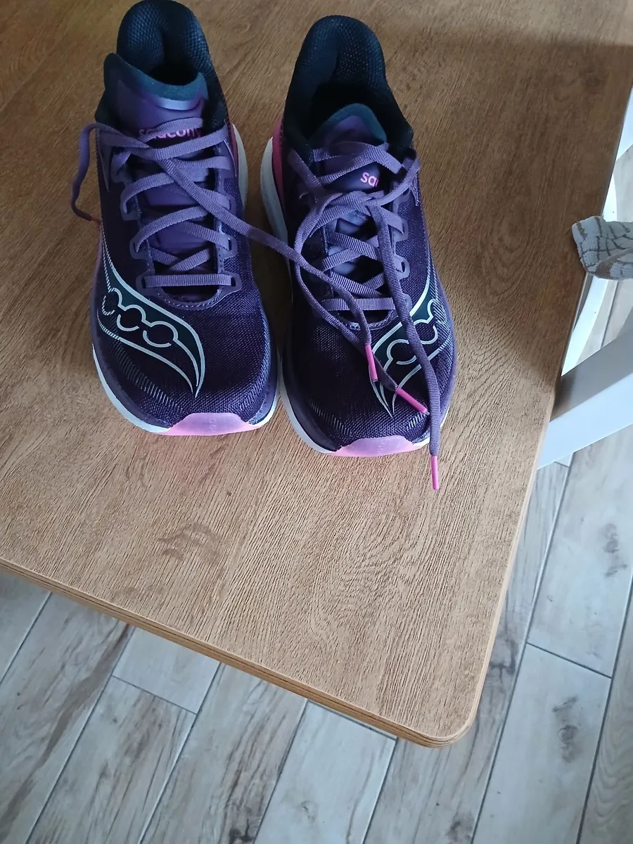 Ladies runners  saucony brand.  Size 5. - Image 2