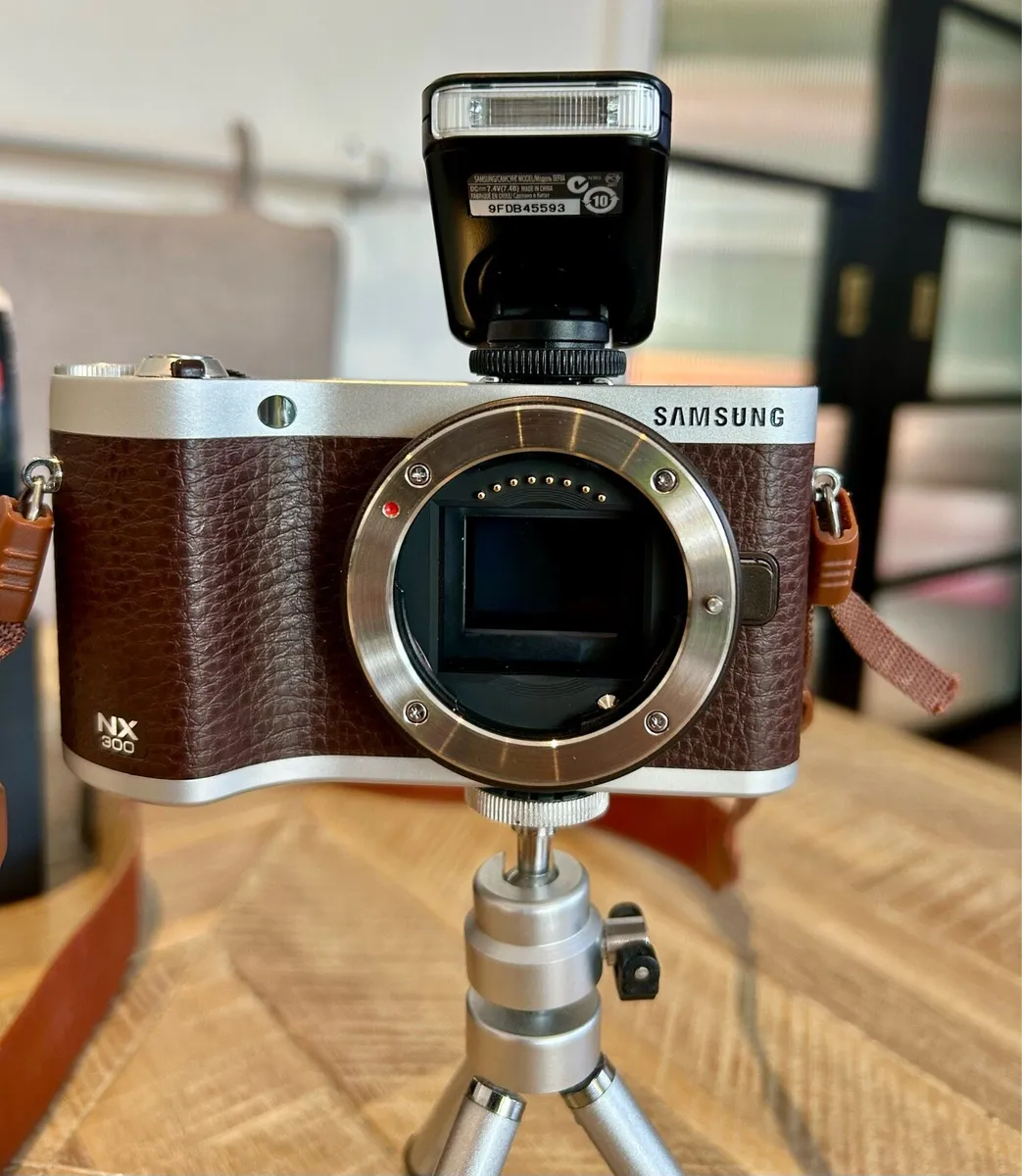 Samsung NX300 Camera - Image 4