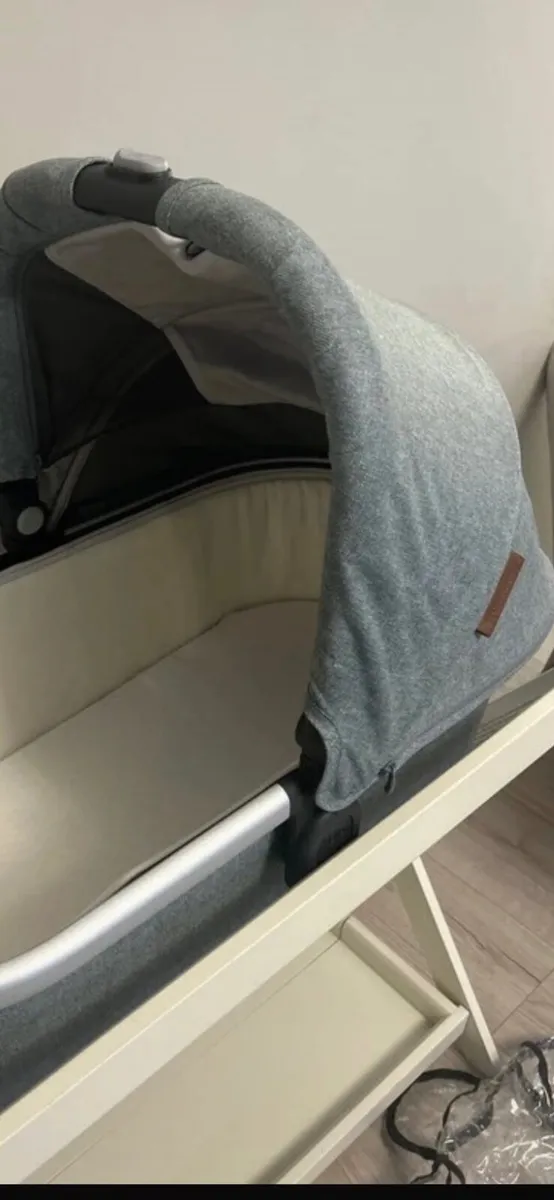 Uppababy vista bassinet and stand - Image 2