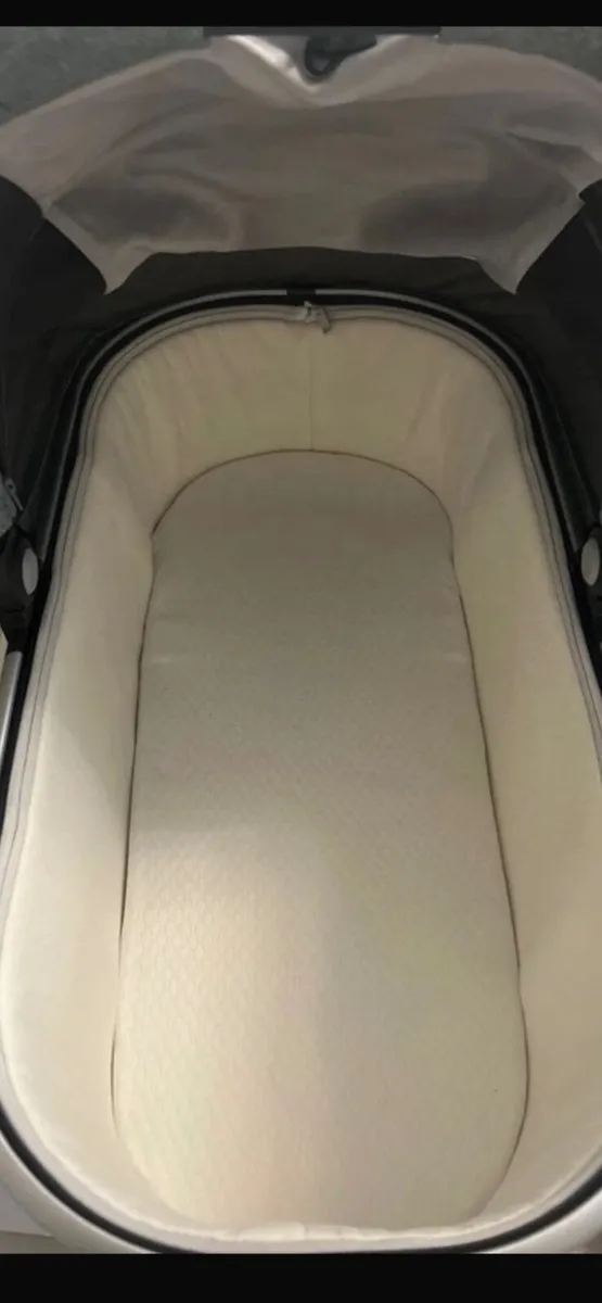 Uppababy vista bassinet and stand - Image 3