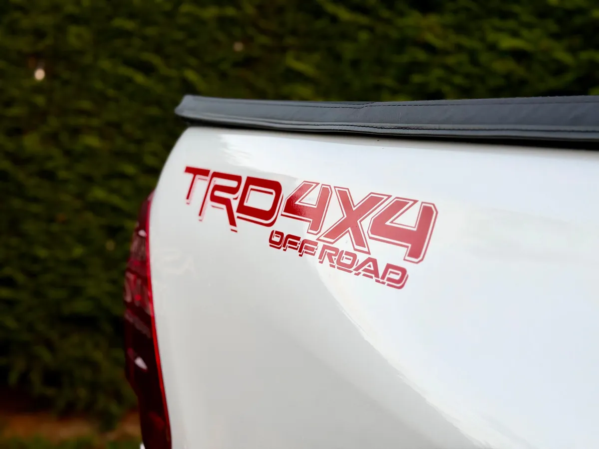 232 HILUX GREAT SPEC LOW KM WITH VAT - Image 4
