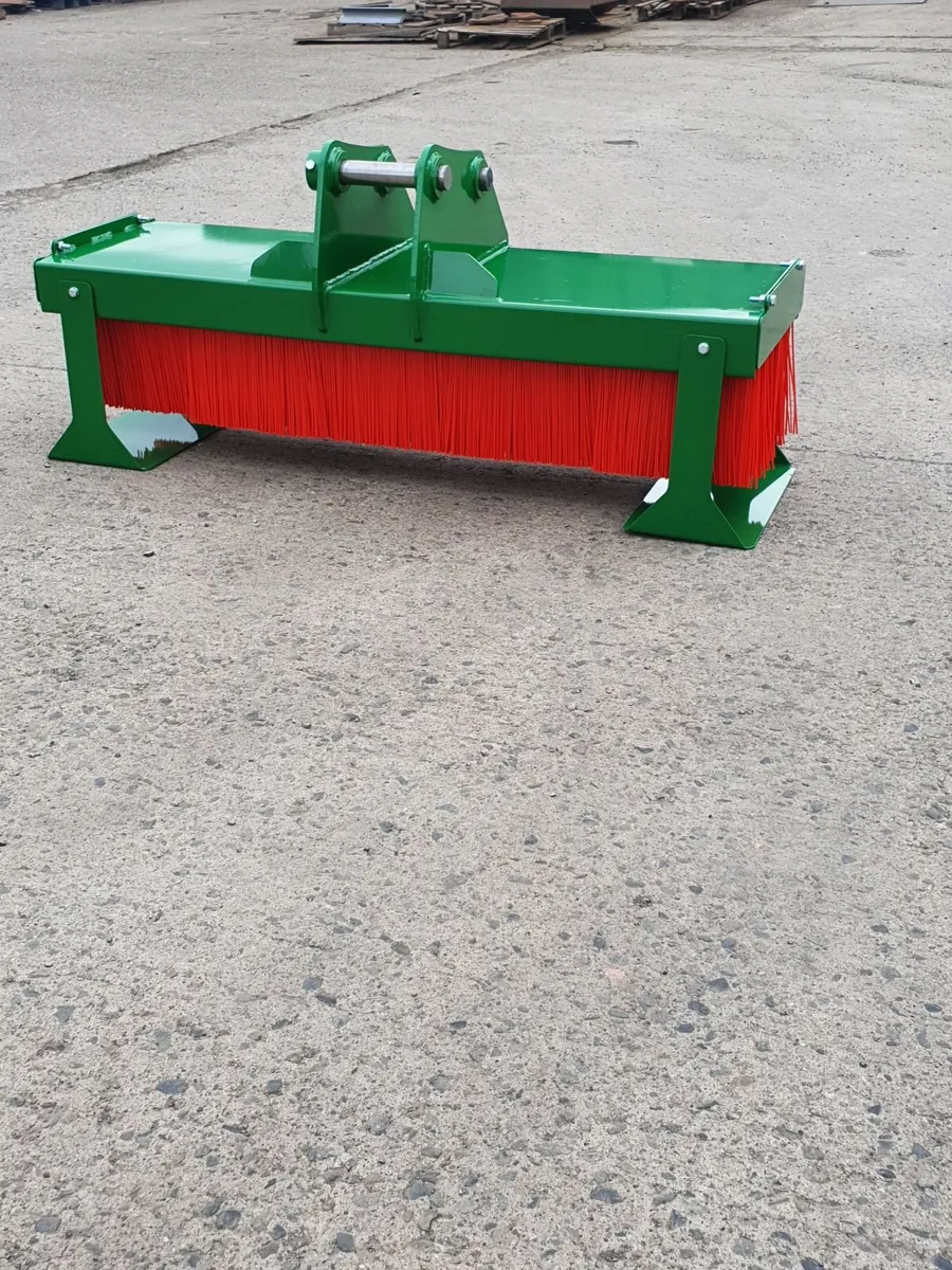 Excavator brush/broom - Image 1
