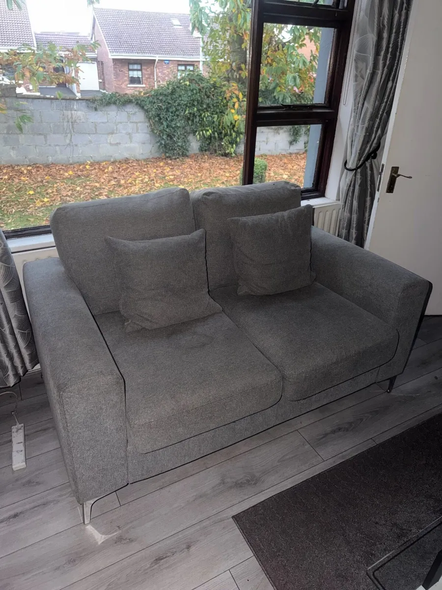 2 seater couch - Image 1