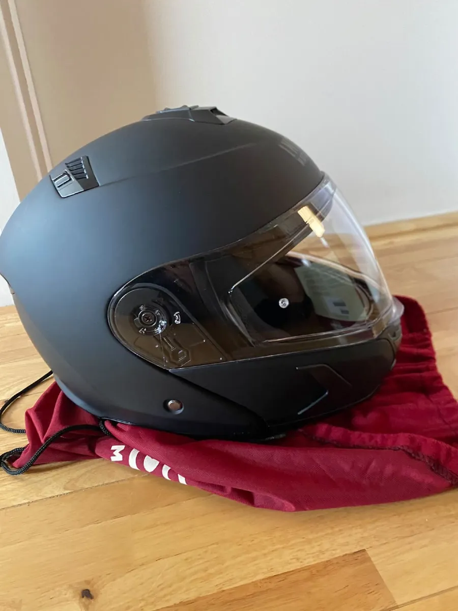 Motorbike helmet - Image 4