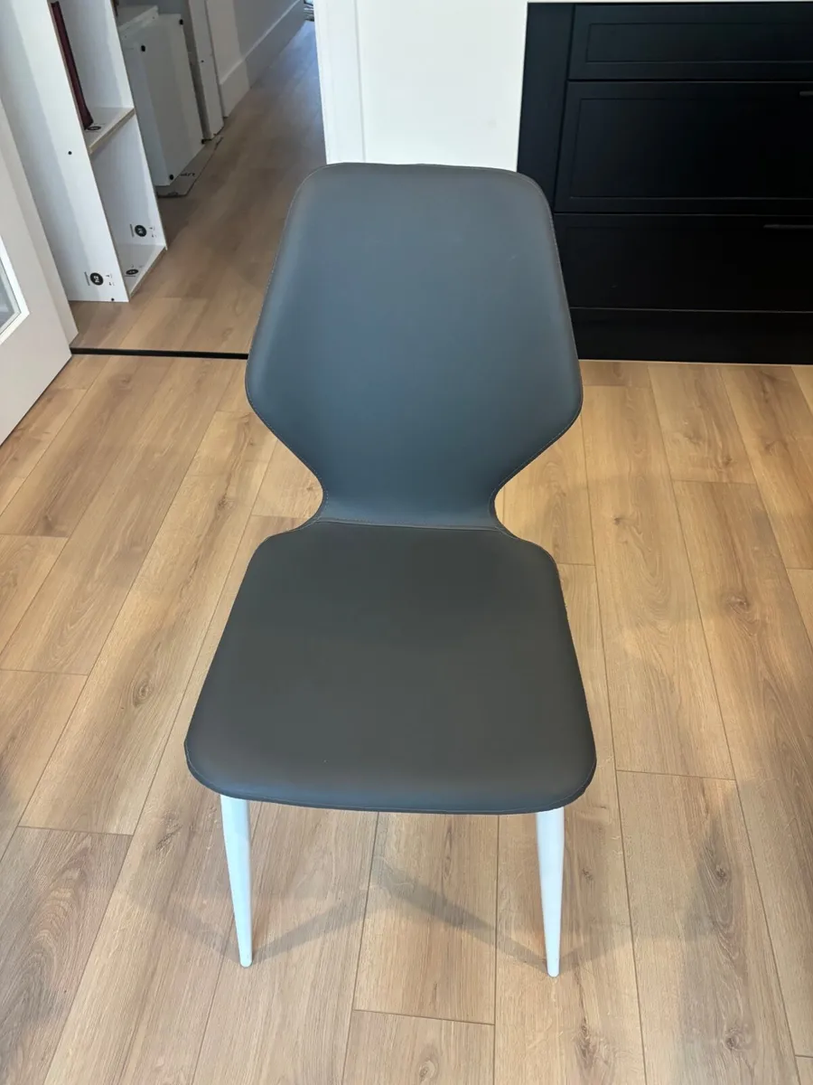 Dining table and chairs - Image 2