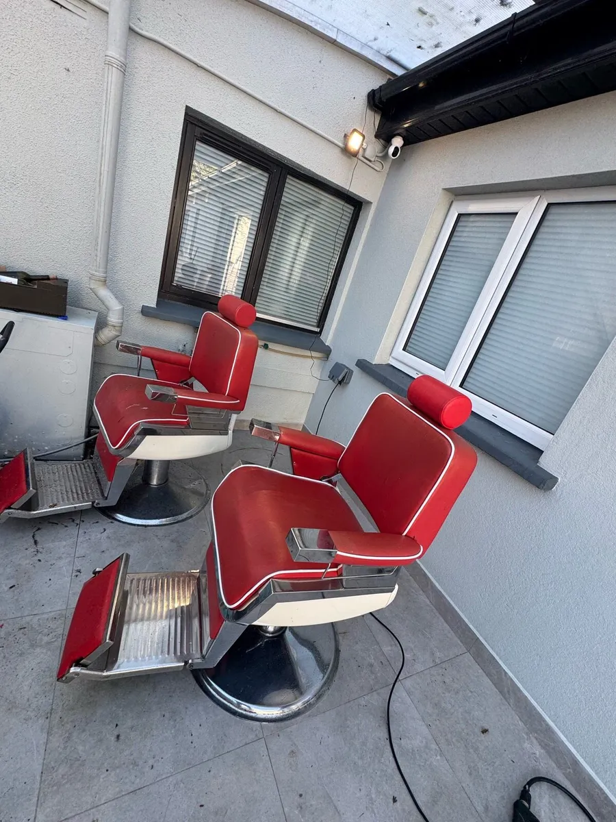 VINTAGE REM BARBER CHAIR - Image 1