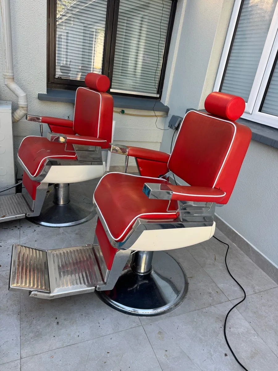 VINTAGE REM BARBER CHAIR - Image 3